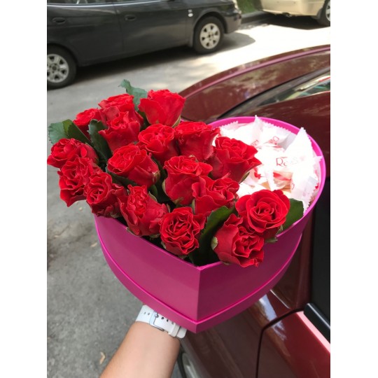 Цветочная композиция из 19 красных роз в коробке-серце "Raffaello"